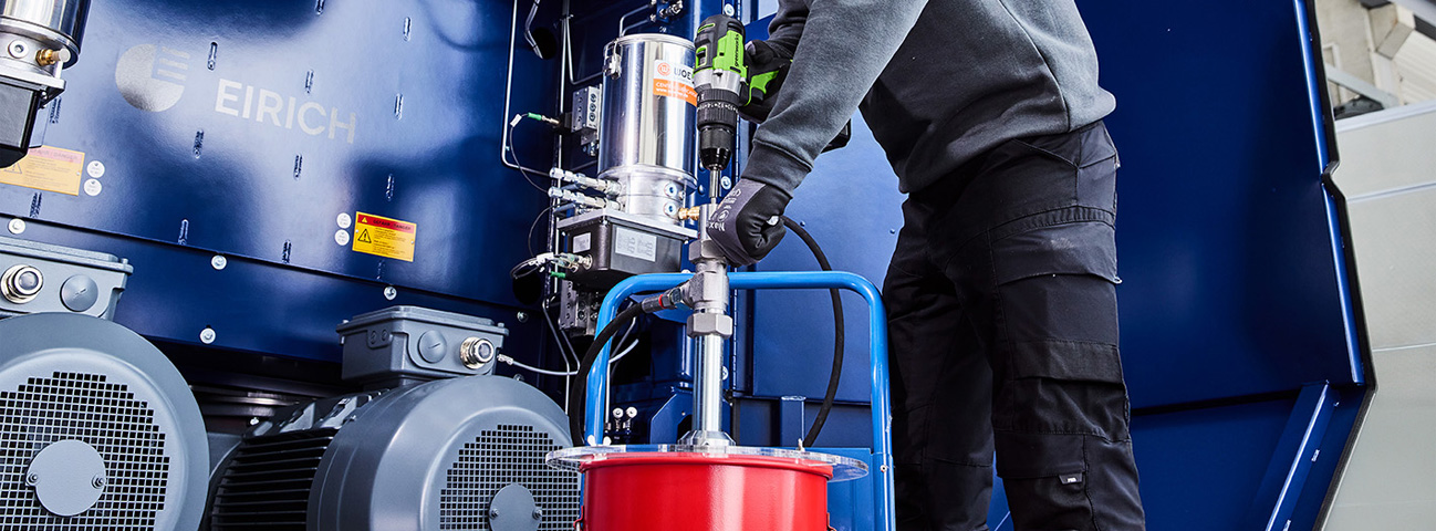 A world first in maintenance: Pump grease with the cordless screwdriver
